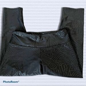 Onezie black crop med rise metallic print leggings